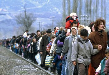 Kosovo refugees flee their homeland in 1999