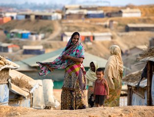 Rohingya woman and child in Kutupulong Refugee Camp, Bangladesh