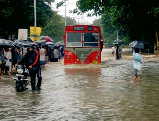 Bombay_flooded_street